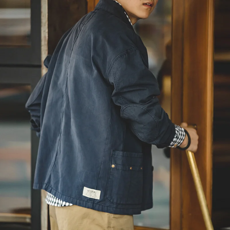 Maden Chaqueta francesa retro con múltiples bolsillos y solapa, en azul marino y tejido grueso. Ideal para hombres en primavera y otoño, brinda comodidad y estilo en climas frescos