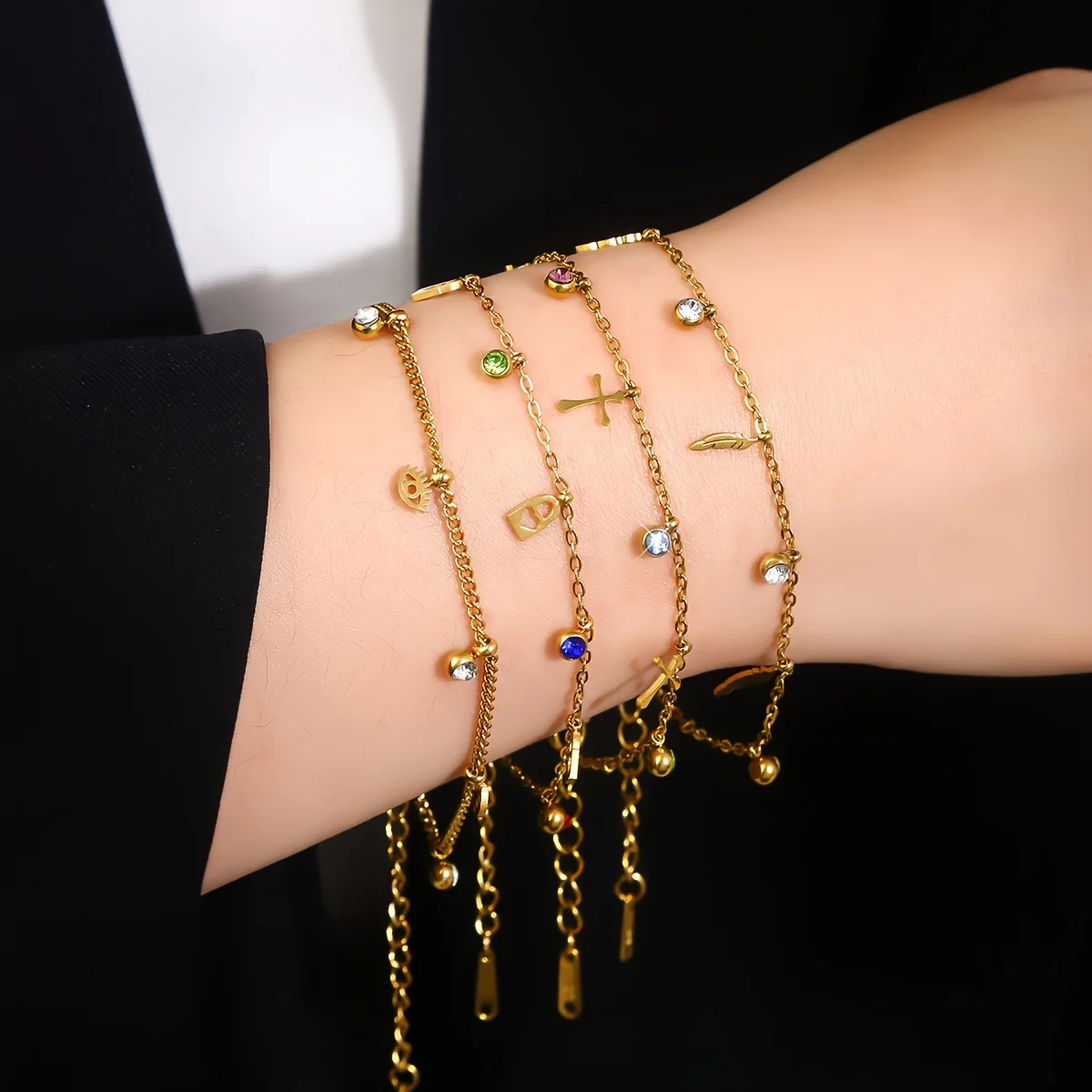 Conjunto aleatorio de 8 pulseras de acero inoxidable chapadas en oro de 18 quilates para mujer, elegantes y lujosas, con un diseño único y con estilo, adecuadas para todas las estaciones.