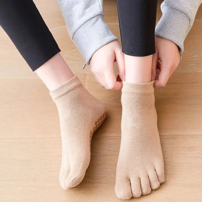 Calcetines de Pilates transpirables para mujer, medias antideslizantes de silicona de cinco dedos para Yoga, Ballet, baile, Fitness, deportes, algodón