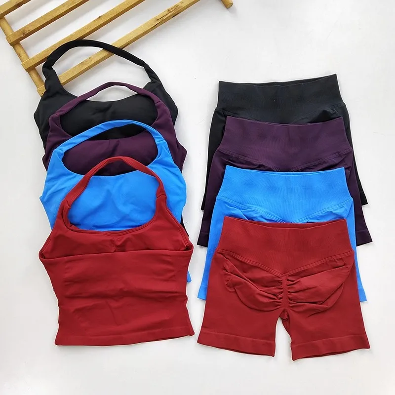 Conjunto de yoga de 2 piezas para mujer: top halter sin espalda y shorts sin costuras de cintura alta, ideal para fitness y entrenamiento.