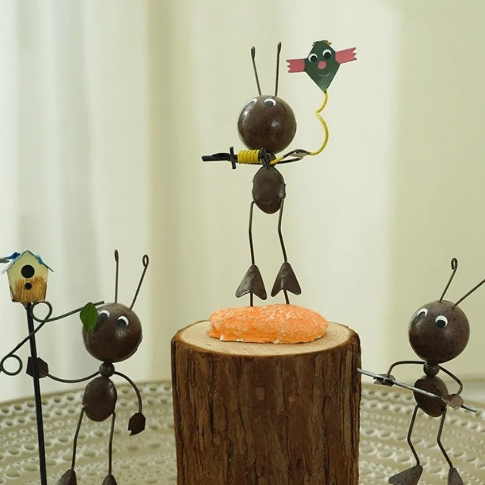 Mini adorno de hormiga de Metal de hierro, hormiga de lectura, imagen vívida, escultura de hormiga cantante, decoración al aire libre, arte de jardín, escultura en miniatura de hormiga