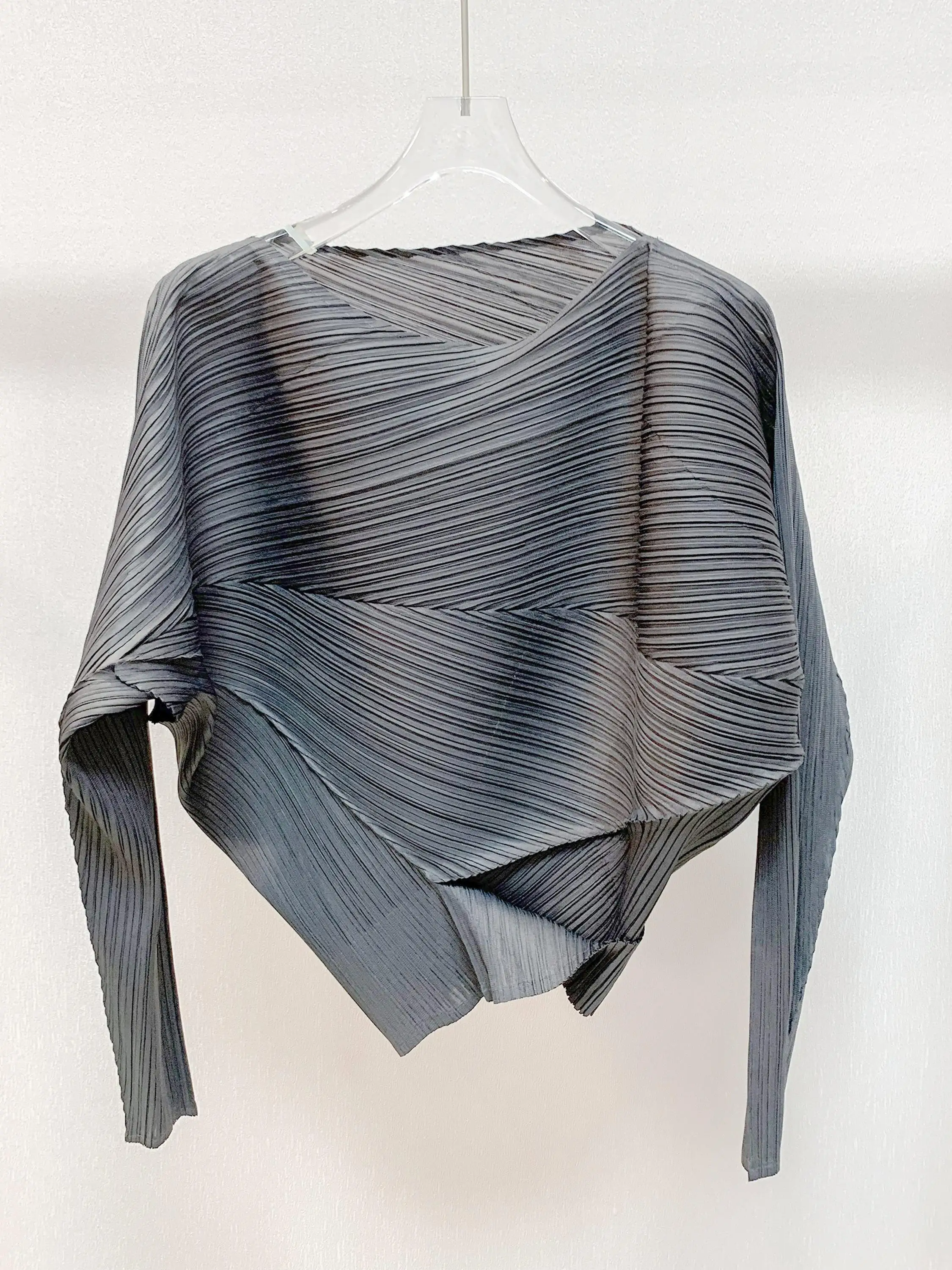 Camiseta de Color sólido Miyake 2025 primavera abierta nueva camisa de diseño de Tops plisados de forma fina versátil