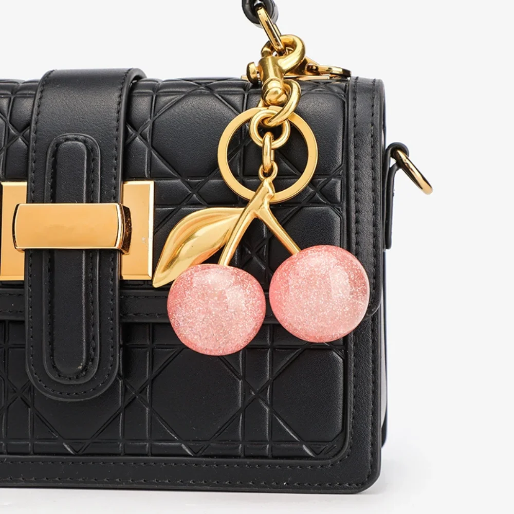 LLavero con colgante de cereza roja a la moda para mujer, bonito bolso, decoraciones, joyería multifuncional, accesorios para llaveros de coche, llavero con dije de regalo
