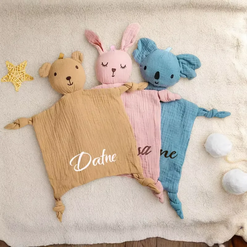Juego de edredón y babero personalizados para bebé con nombre bordado y diseño de animales, ideal para regalo de baby shower o Pascua.