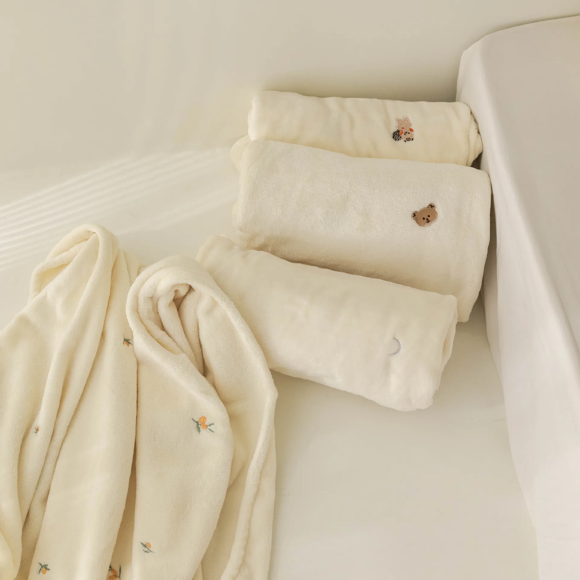 Manta de lana para bebé recién nacido, mantas para envolver al recién nacido, funda suave y cálida para cochecito, ropa de cama con bordado de oso, accesorios para bebés