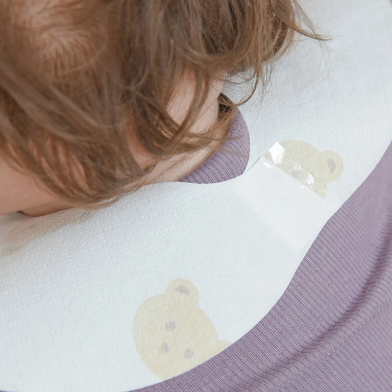 Paquete de 50 Baberos desechables para bebés de 6 meses a 2 años, babero de alimentación de oso de dibujos animados para niño y niña, toalla de baba no tejida