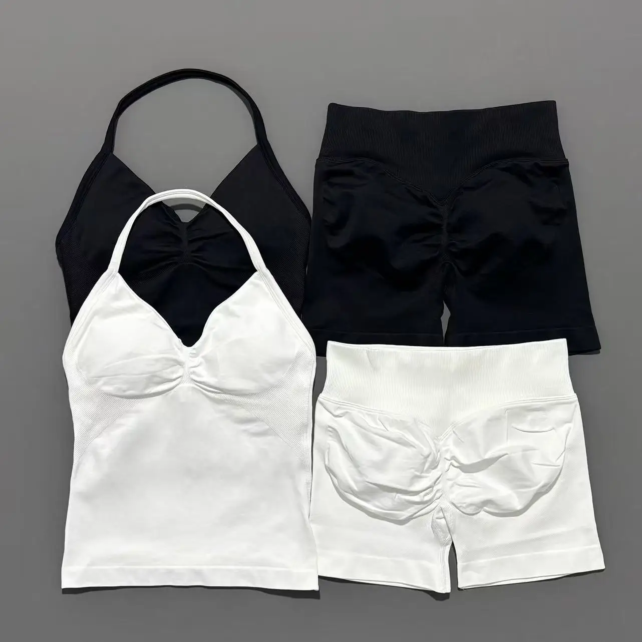 Conjunto Deportivo de 2 Piezas para Mujer: Top de Yoga sin Espalda y Shorts Scrunch de Cintura Alta Sin Costuras - Ideal para Gimnasio y Entrenamiento