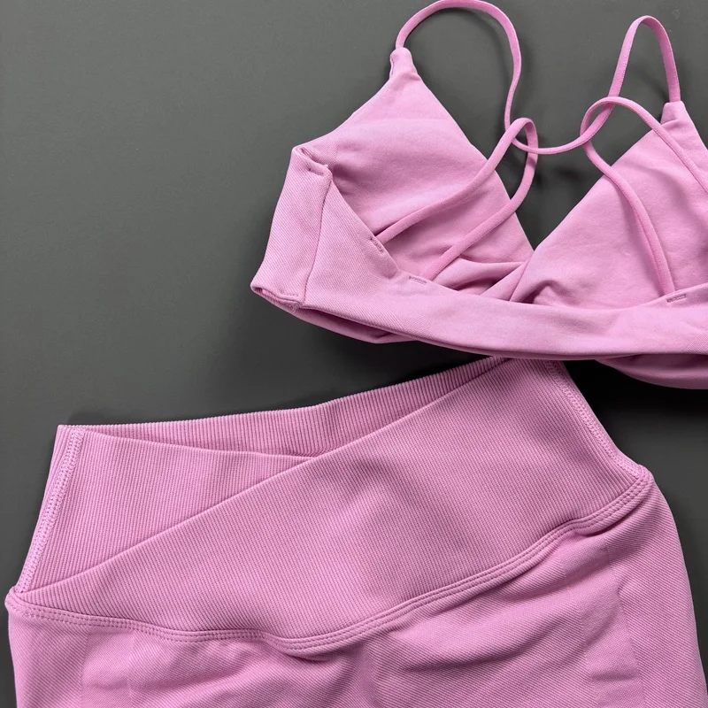 Conjunto de Shorts de Yoga con Cintura Cruzada y Efecto Scrunch, y Sujetador Deportivo con Frente Cruzado para Gimnasio y Fitness