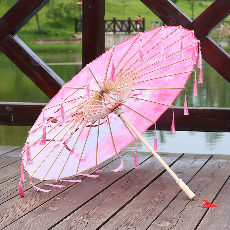 Paraguas de tela de seda de 82CM con borlas para Cosplay, paraguas de papel de aceite Hanfu, estilo chino antiguo, estilo clásico chino japonés