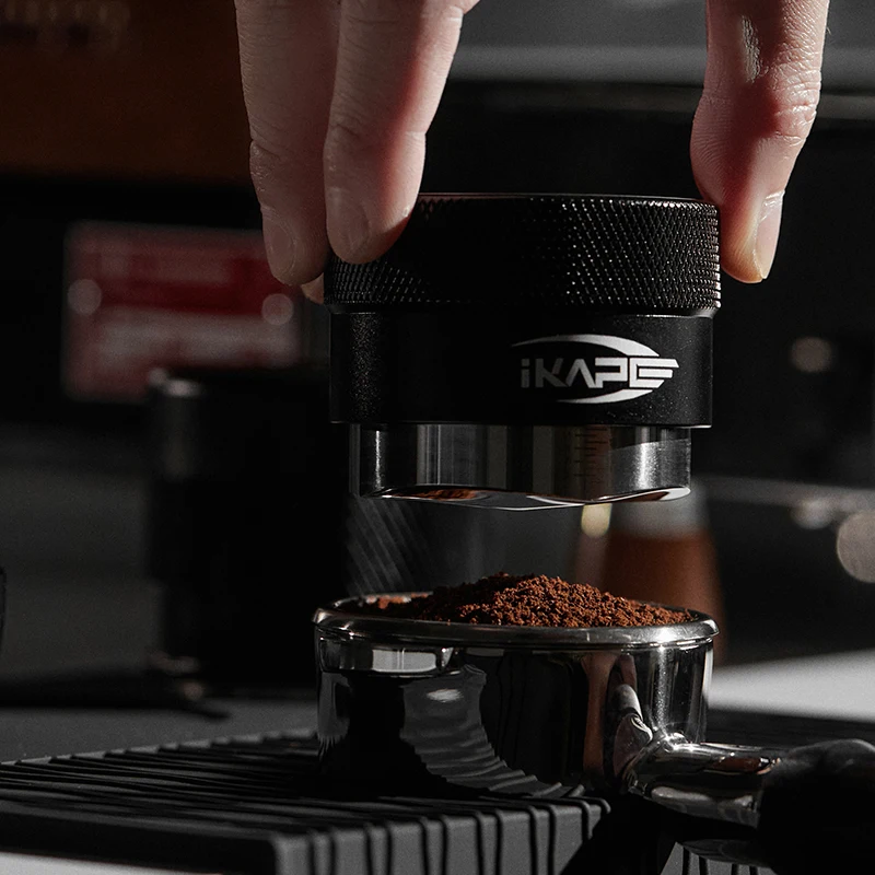 Distribuidor de café IKAPE, compatible con portafiltro de café expreso de 49 mm, 51 mm, 54 mm, 58 mm, distribuidor de gravedad (negro/plateado)
