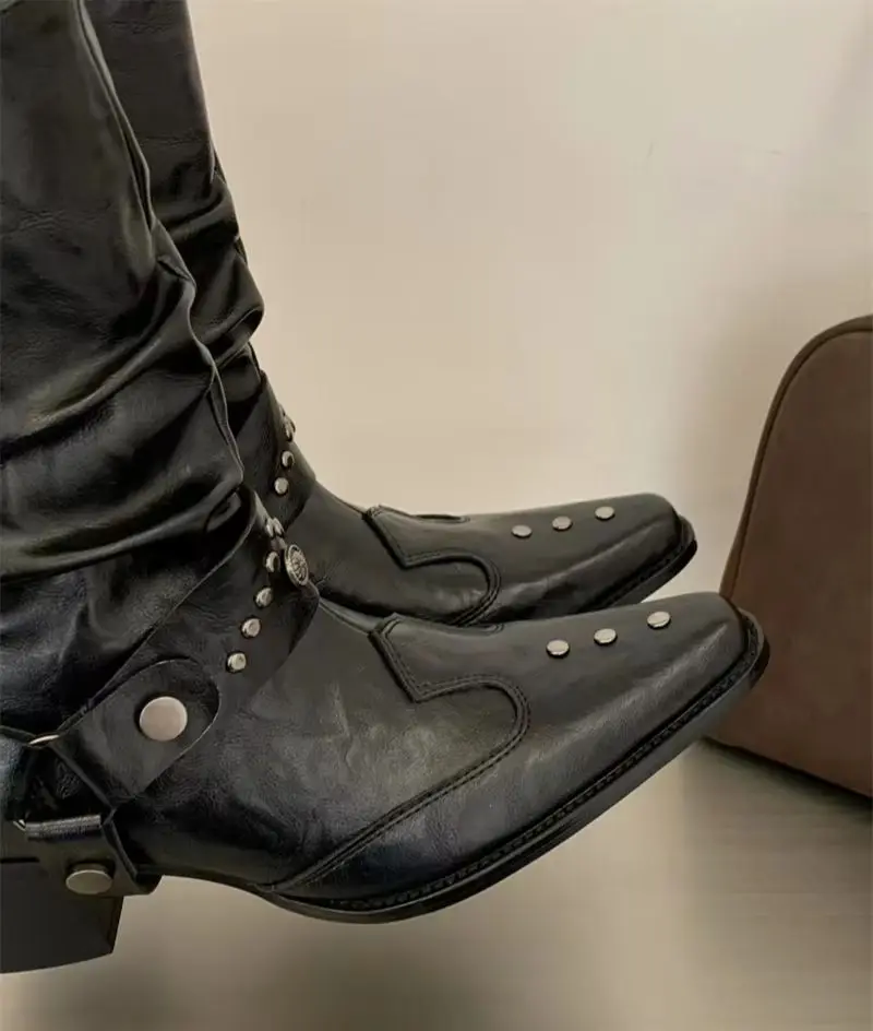 Botas Cortas Plisadas Estilo Punk ZAROY para Mujer, Tacones Cuadrados, Punta Puntiaguda, Caña Ancha, Botas Casuales Y2K con Hebilla y Correa, Botas de Motociclista