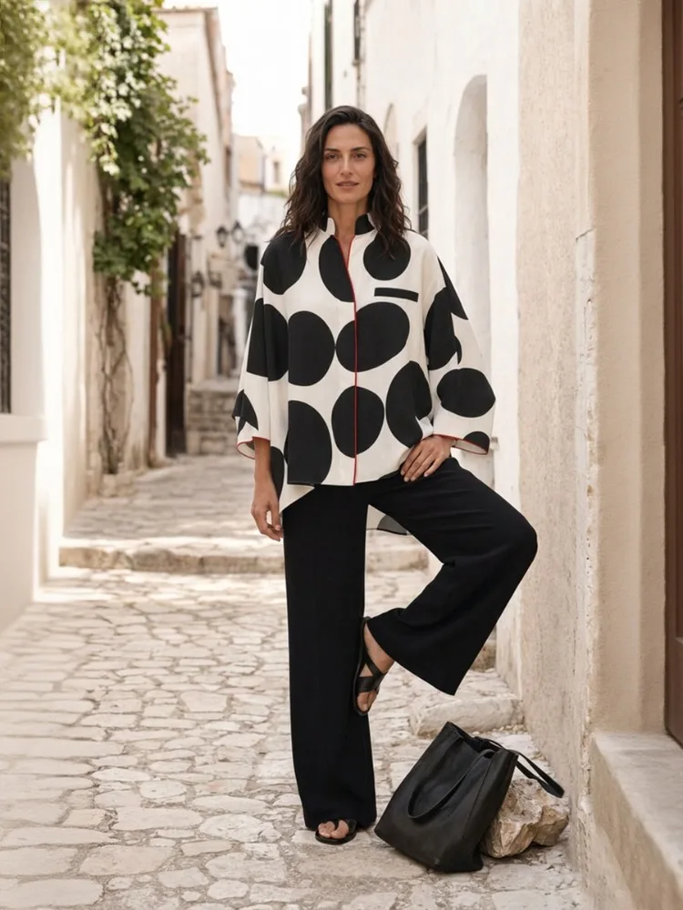 Blusa Yeezzi para Mujer con Cuello Alto y Grandes Lunares, Mangas 3/4, Ribete Rojo en Contraste, Corte Holgado, Bajo Asimétrico, Elegante y Casual para Oficina