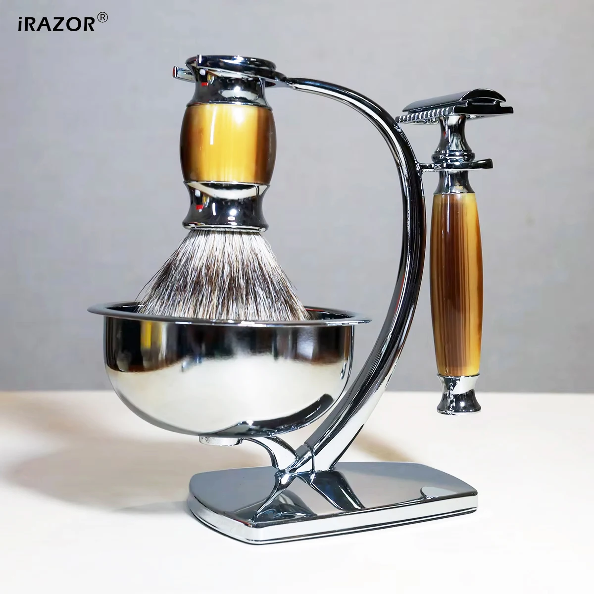 Kit de afeitado iRAZOR Classic DE con maquinilla de afeitar de doble filo, 10 cuchillas, brocha Silvertip, taza para espuma de afeitar, para afeitado en húmedo y cuidado personal masculino, empaquetado en caja de regalo.