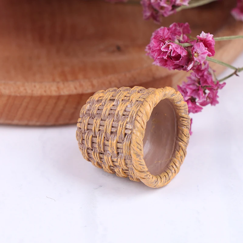 Mini cesta de mimbre tejida a mano para casa de muñecas, bonita cesta de almacenamiento de alimentos vegetales, decoración en miniatura, 1/12