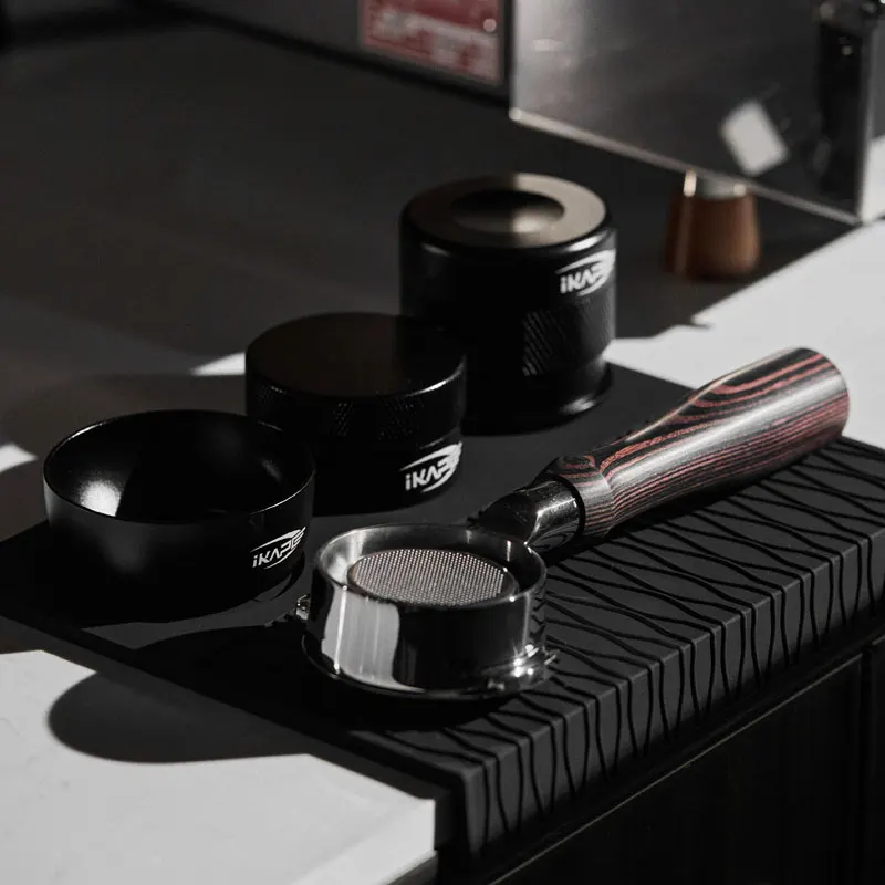 Distribuidor de café IKAPE, compatible con portafiltro de café expreso de 49 mm, 51 mm, 54 mm, 58 mm, distribuidor de gravedad (negro/plateado)