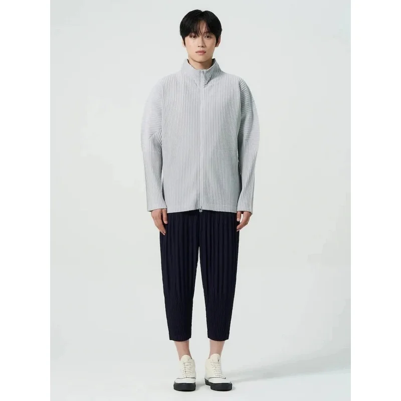 Chaqueta plisada Miyake para hombre con cremallera bidireccional; cárdigan estilo «plissé» de corte amplio y holgado; prenda de abrigo casual inspirada en el *streetwear* japonés.