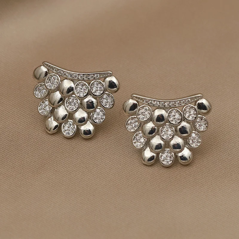Pendientes de tuerca con cuentas de cristal de lujo de diseño clásico para mujer, joyería de marca de moda, pendientes de gota de agua de circonia delicada
