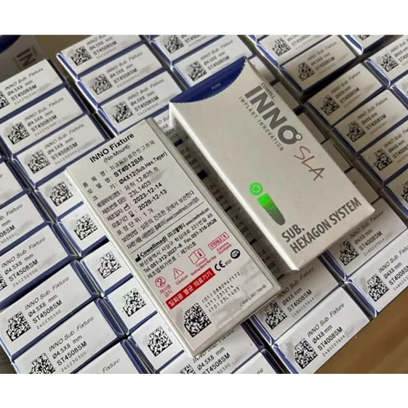Implante dental sumergido Cowellmedi INNO SLA‑SH, con superficie activa hidrofílica, fijación de titanio y conexión Morse con hexágono interno.