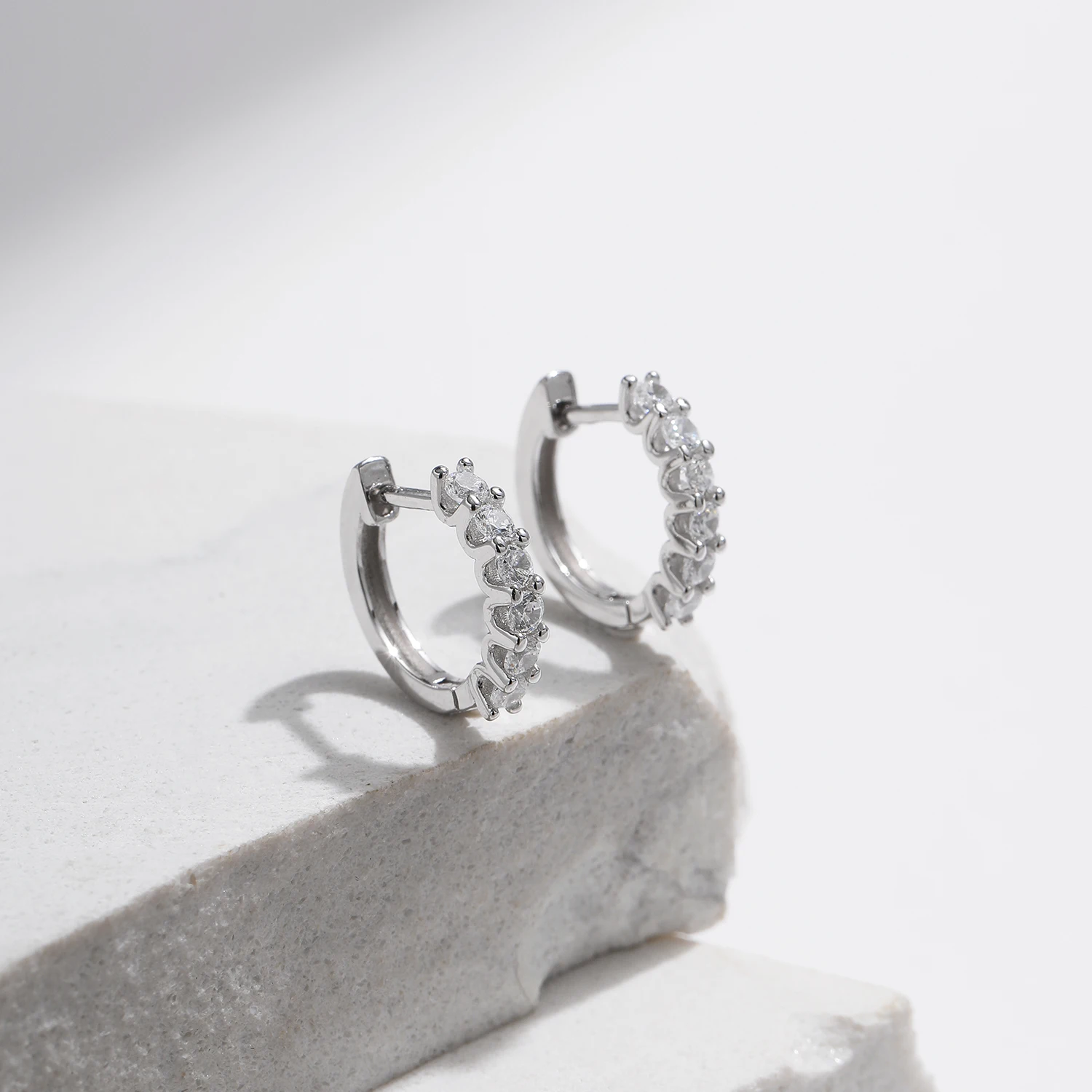 Pendientes de aro pequeños de moissanita de Color MODIAN D, hebillas de oreja brillantes huecas de Plata de Ley 925 para mujer, joyería fina de boda