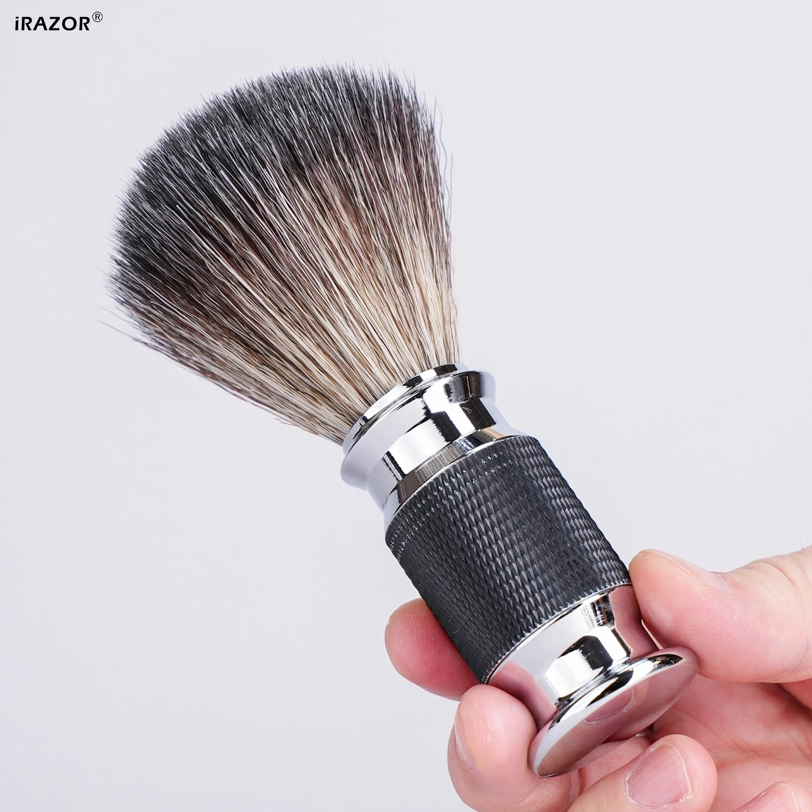 iRAZOR Brocha de Afeitar Mejorada con Mango Antideslizante, Cerdas Naturales, Kit de Aseo para Barbero, Regalo Único para Hombres