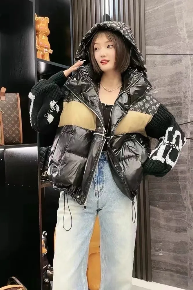 Nueva marca de moda, chaqueta vaquera con capucha de retazos para mujer, mangas tejidas, chaqueta de plumón de pato blanco gruesa con flores y letras
