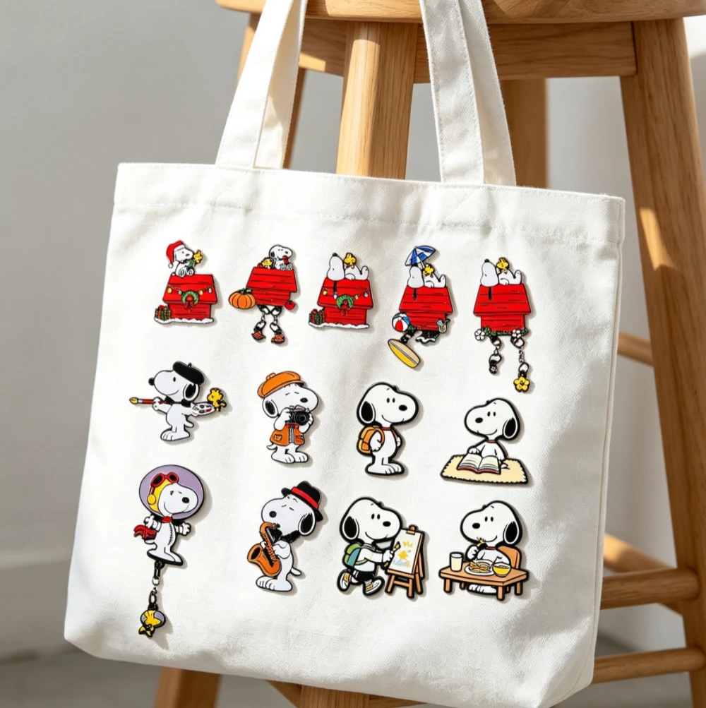 Juego de 13 pines esmaltados, broches de perro blanco de dibujos animados, insignias para mochila, regalo creativo para amigos