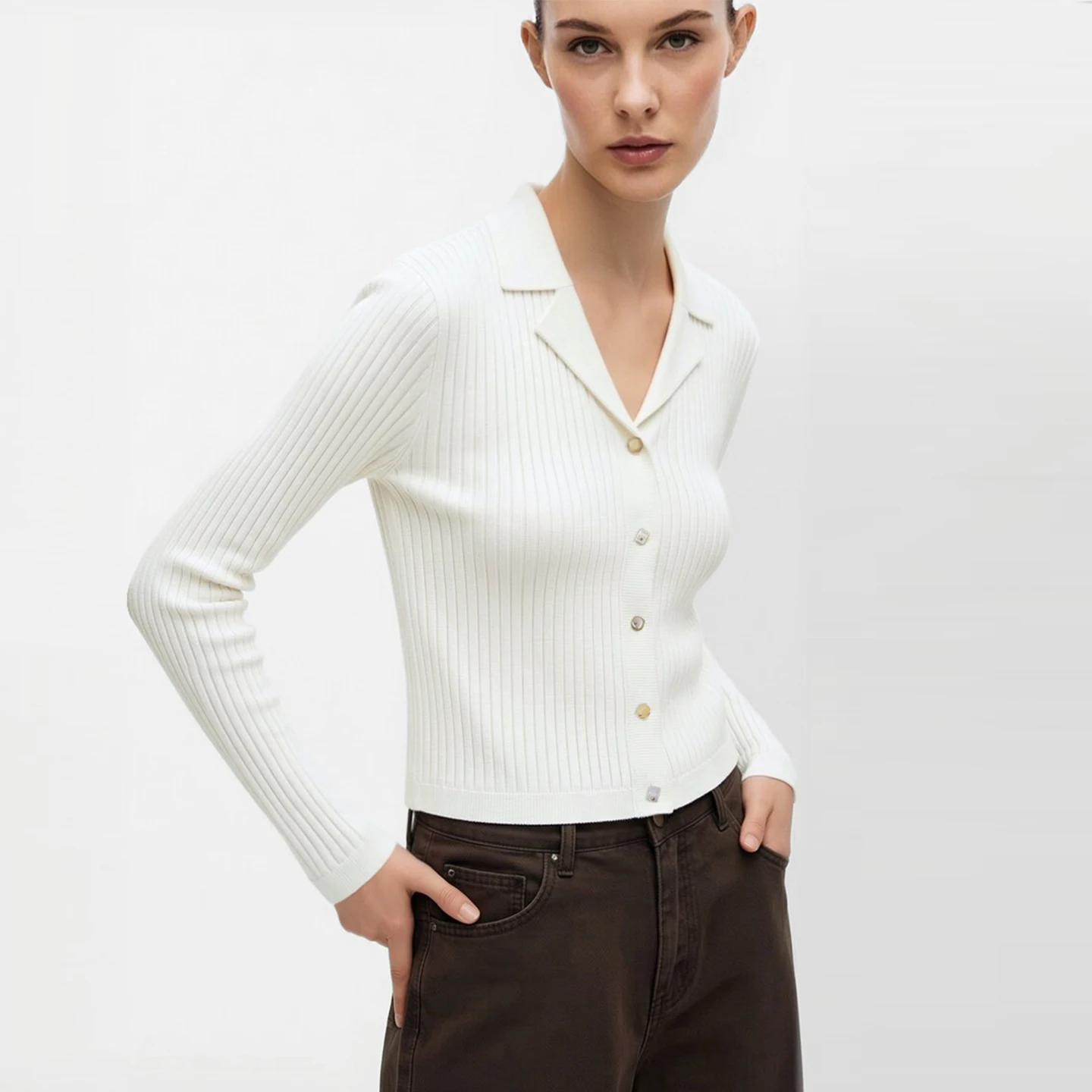 Cárdigan de Punto Amii Casual con Cuello Solapa, Botones Geométricos en Contraste, Rayas Acanaladas, Corto para Mujer, Colección Otoño 2026, 12643086
