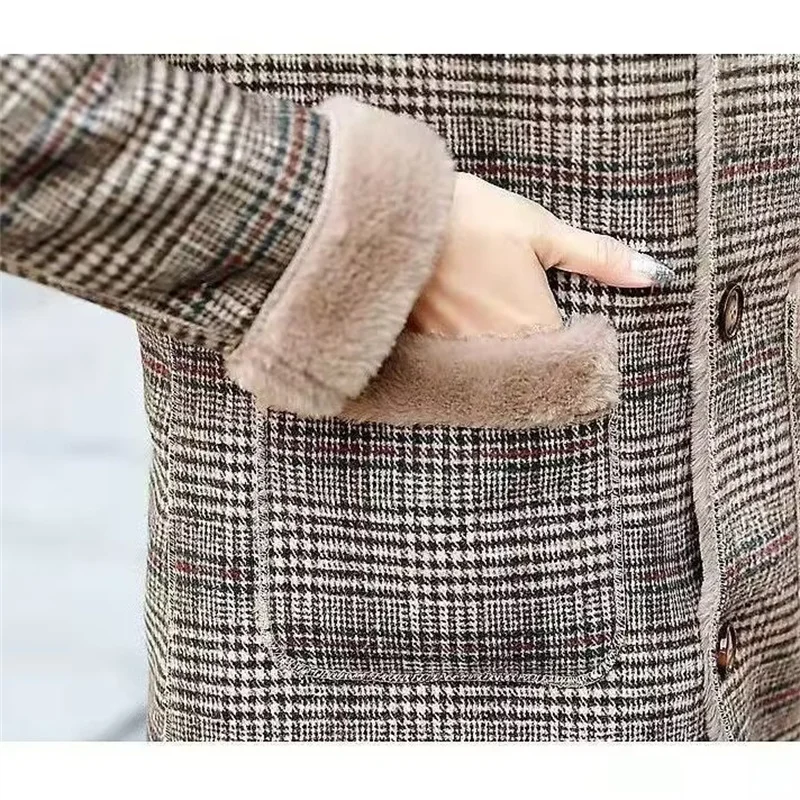 Abrigo Largo de Lana Gruesa con Capucha y Diseño a Cuadros, de Pelo de Conejo, Cálido y Elegante, para Mujer, Modelo H, Colección Invierno 2026