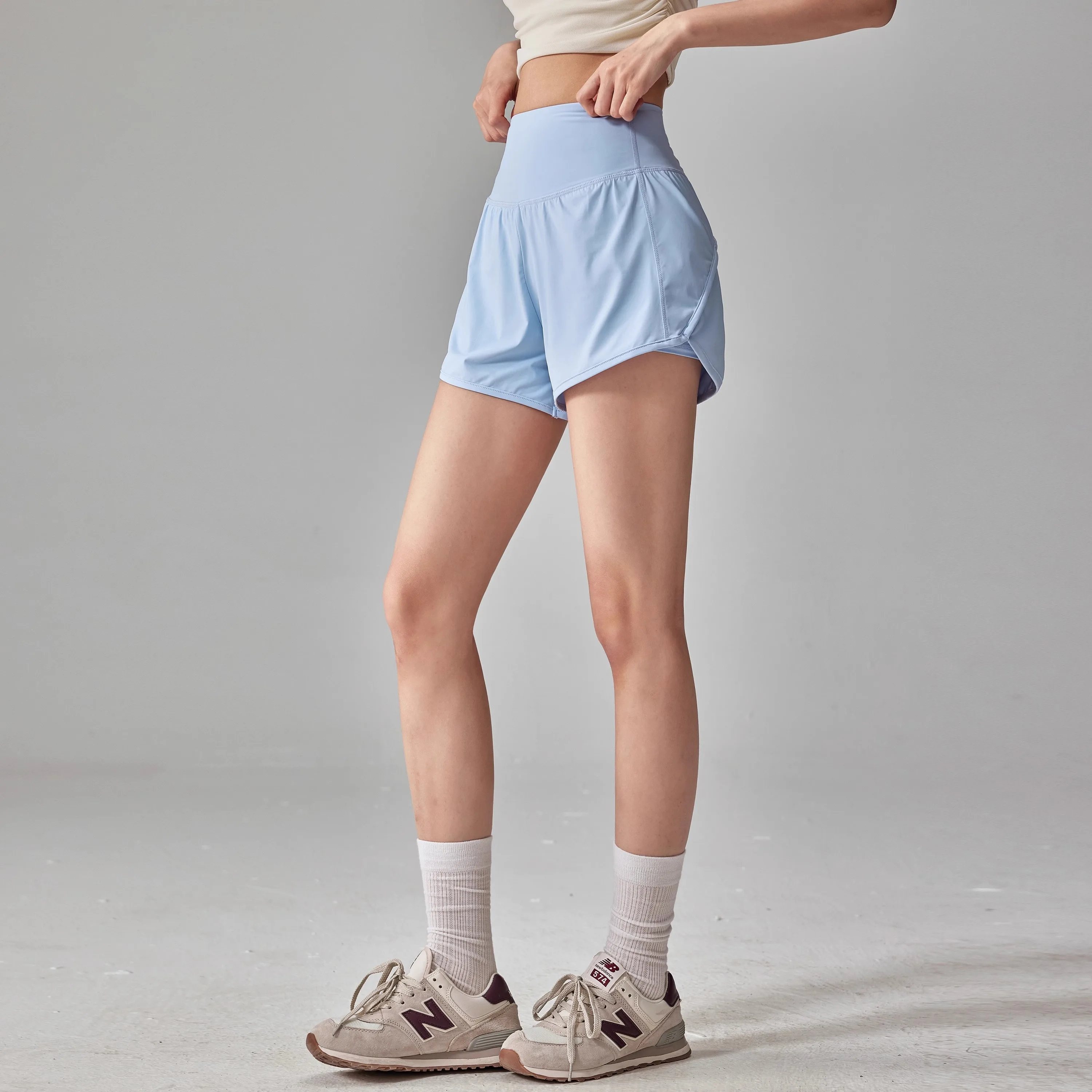 Pantalones cortos deportivos con bolsillo trasero para mujer, pantalones de tres cuartos de entrenamiento profesional de verano de secado rápido, antiexposición para correr