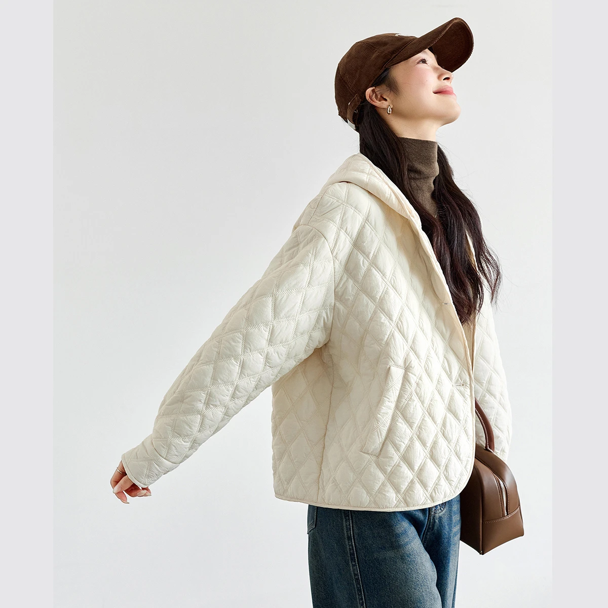 Chaquetas Acolchadas Beige para Mujer VIMLY, Parkas Cortas con Capucha, Manga Larga, Bolsillos Holgados, Ropa de Invierno 2026, Modelo M9530