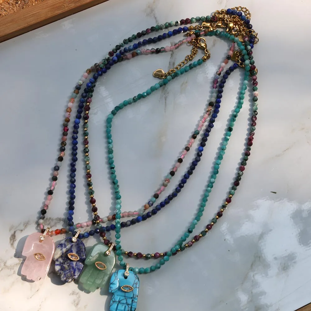 Collar con colgante de pez pequeño bañado en oro, con cuentas de ábaco de piedra natural de colores y cuentas espaciadoras de acero inoxidable, modelo 2026, de última colección.