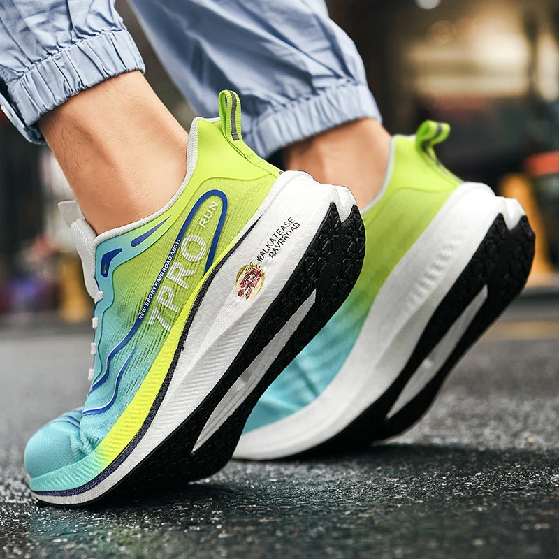 Zapatillas de correr de verano para hombre, nuevas zapatillas profesionales de entrenamiento deportivo con placa de carbono, zapatillas de tenis antideslizantes y absorbentes de golpes para exteriores