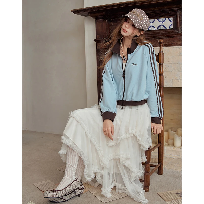 ELFSACK Chaqueta corta con cremallera para mujer, con mangas a rayas en contraste, ropa exterior con cuello alto para otoño, linda camiseta deportiva