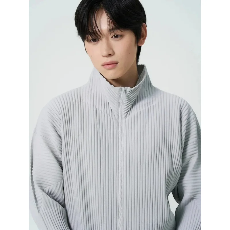 Chaqueta plisada Miyake para hombre con cremallera bidireccional; cárdigan estilo «plissé» de corte amplio y holgado; prenda de abrigo casual inspirada en el *streetwear* japonés.