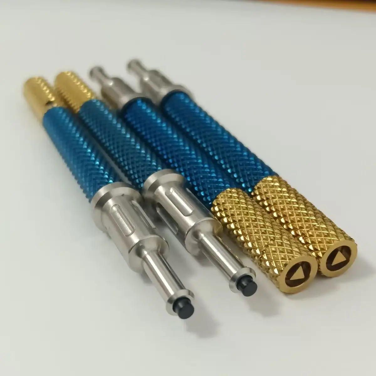Kit Universal de Herramienta Localizadora y Tapas de Retención para Fijación de Abutments de Implantes Dentales y Sobredentaduras