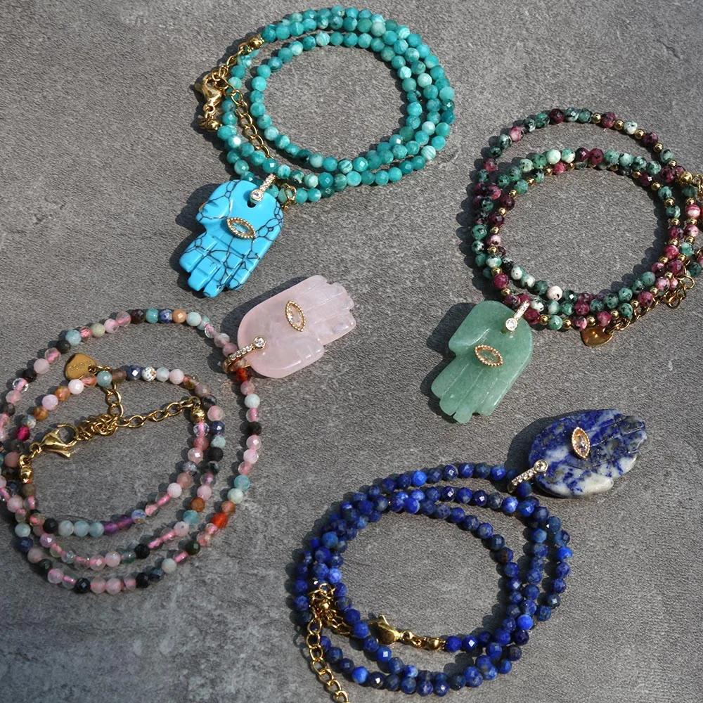 Collar con colgante de pez pequeño bañado en oro, con cuentas de ábaco de piedra natural de colores y cuentas espaciadoras de acero inoxidable, modelo 2026, de última colección.