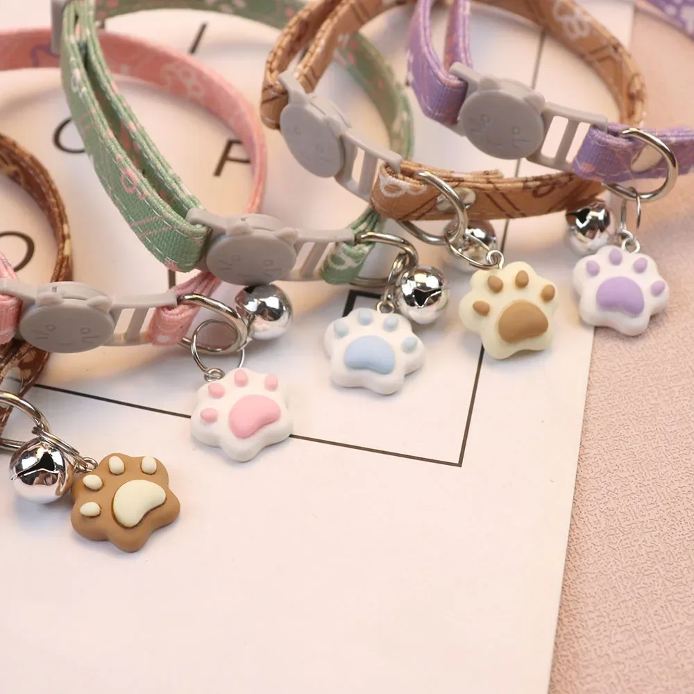 Collar bonito para mascotas con campana para perros pequeños, cosas para cachorros y gatitos, accesorios, Collar desmontable con huella ajustable para gatos