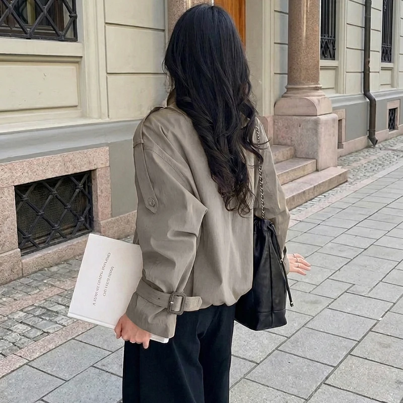 Chaqueta corta tipo trench para mujer, de corte holgado, con cuello alto, diseño de epaulettes, doble botonadura, estilo utilitario, para uso diario.