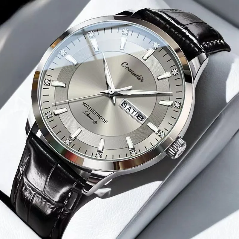 Reloj de hombre plateado no mecánico con correa de acero, diseño hueco, resistente al agua, luminiscente en la oscuridad, con doble calendario y noctilucente.