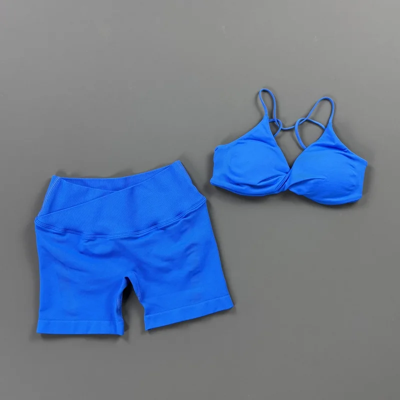 Conjunto de Shorts de Yoga con Cintura Cruzada y Efecto Scrunch, y Sujetador Deportivo con Frente Cruzado para Gimnasio y Fitness