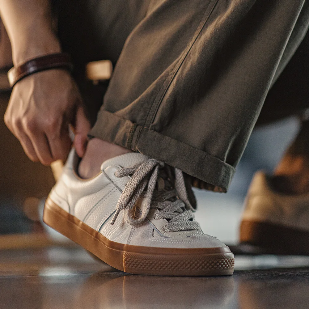 Maden nuevos zapatos de entrenamiento cómodos de cuero de grano completo para hombres zapatillas bajas transpirables versátiles de uso diario zapatos casuales al aire libre