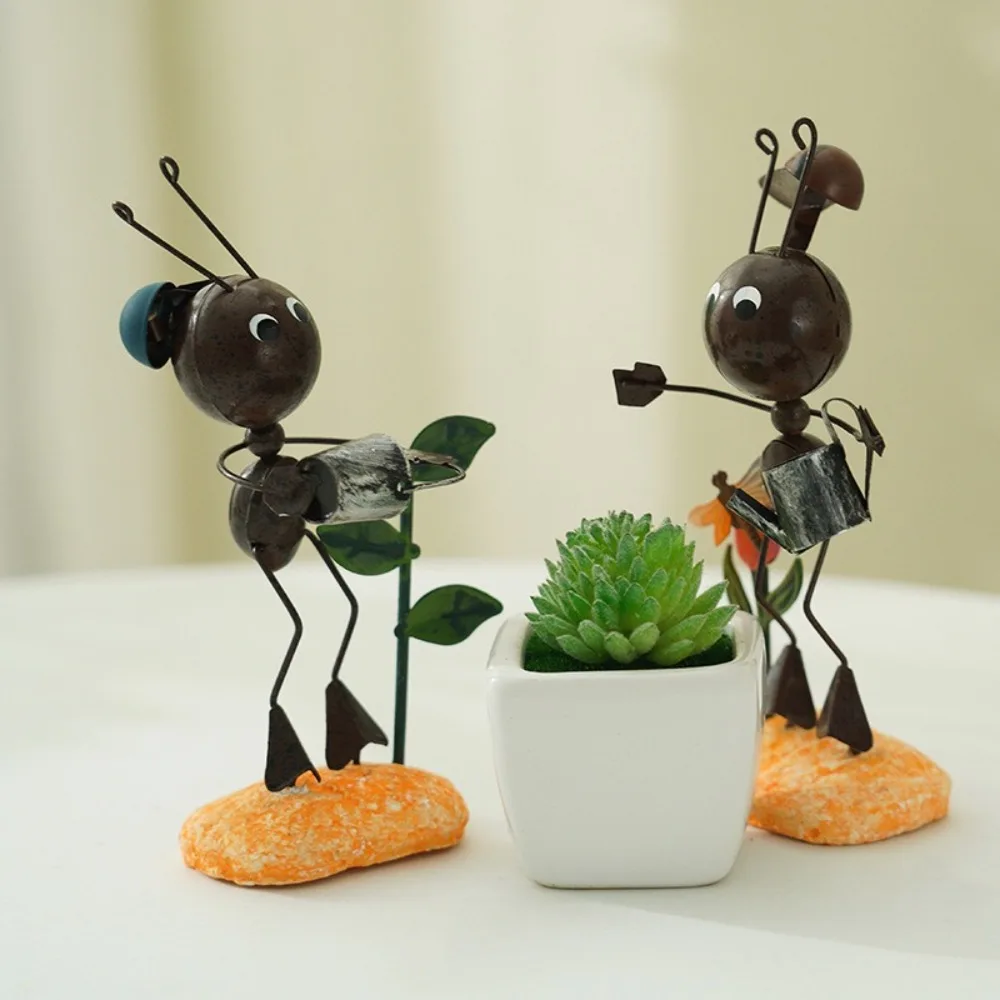 Mini adorno de hormiga de Metal de hierro, hormiga de lectura, imagen vívida, escultura de hormiga cantante, decoración al aire libre, arte de jardín, escultura en miniatura de hormiga