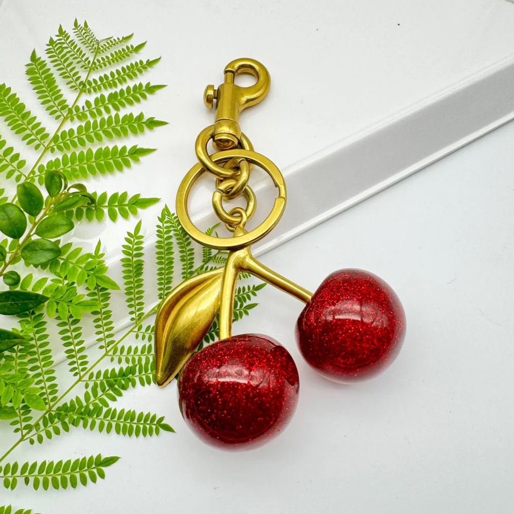 LLavero con colgante de cereza roja a la moda para mujer, bonito bolso, decoraciones, joyería multifuncional, accesorios para llaveros de coche, llavero con dije de regalo