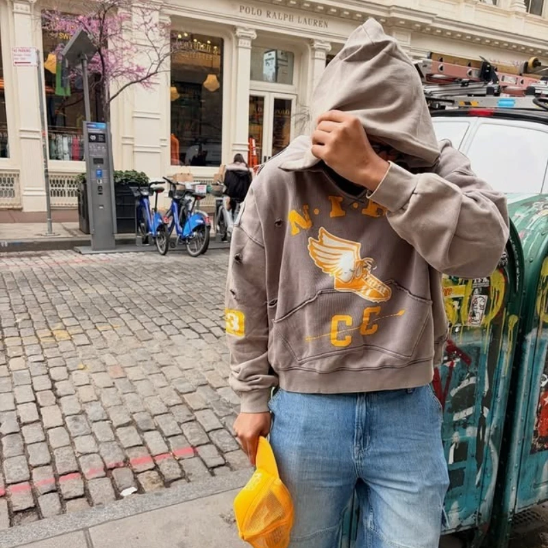 Sudadera Gris Universitaria Y2K con Gráfico de Zapatillas Aladas, Sudadera Corta Desgarrada, Estilo Retro Americano, Hip Hop, Streetwear, Unisex, Ropa Oversize