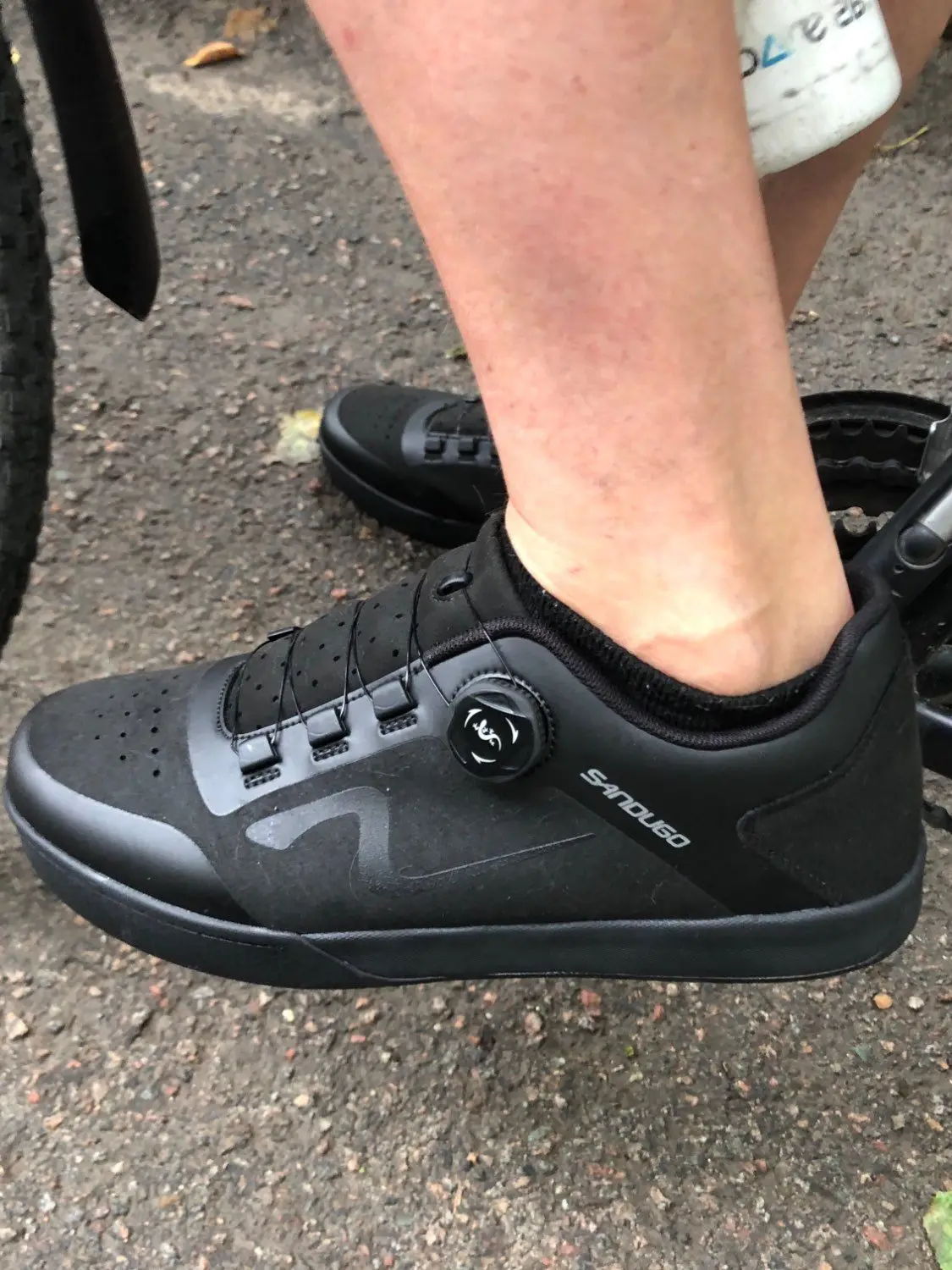 Las zapatillas de enduro D/H para bicicleta de montaña Sandugo son adecuadas para todos los pedales SPD y planos. Tela de alta calidad.