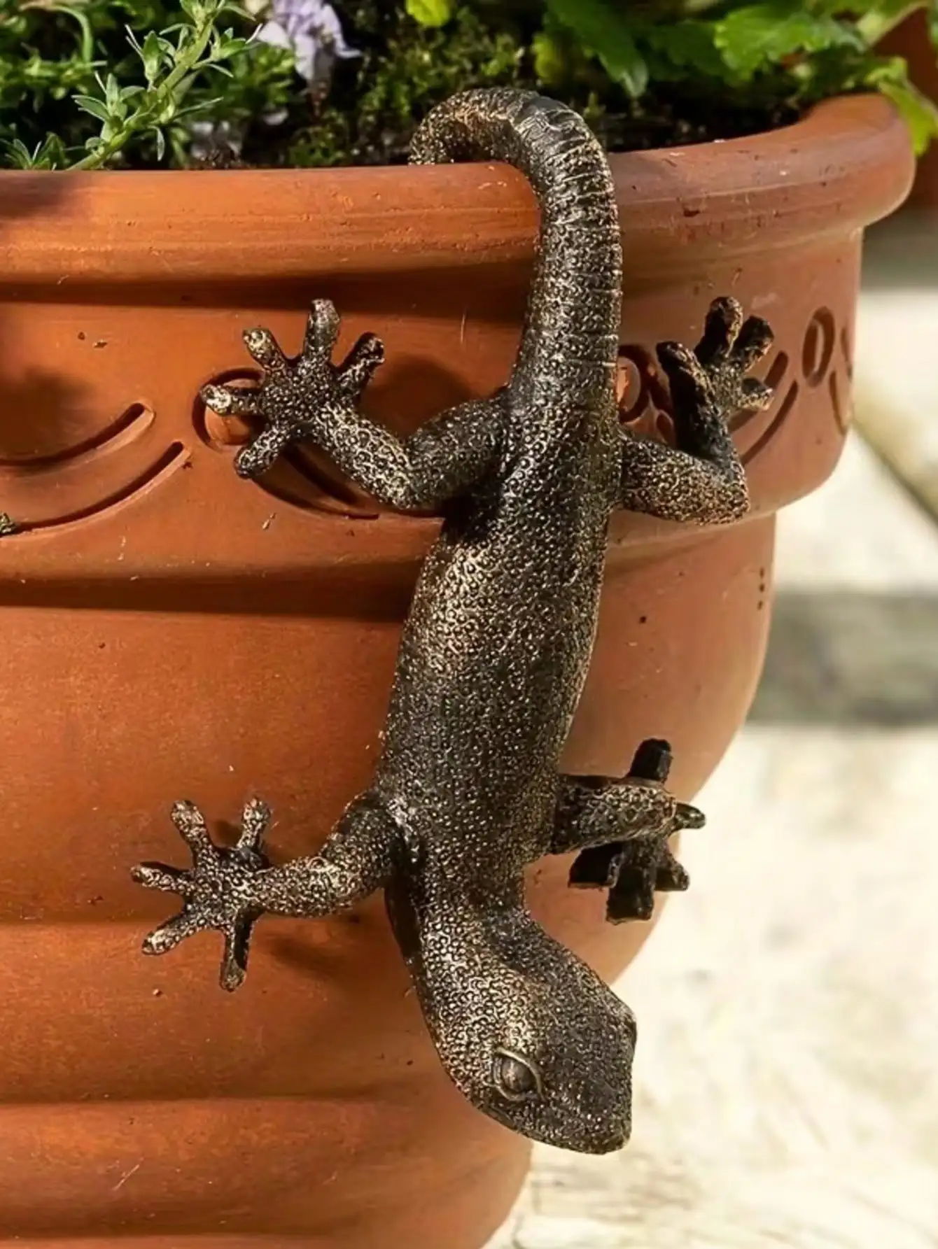 1 pieza de encantadora figura de Gecko de bronce para colgar en la pared, estatua de animal de resina para espacios exteriores, decoración perfecta para días festivos