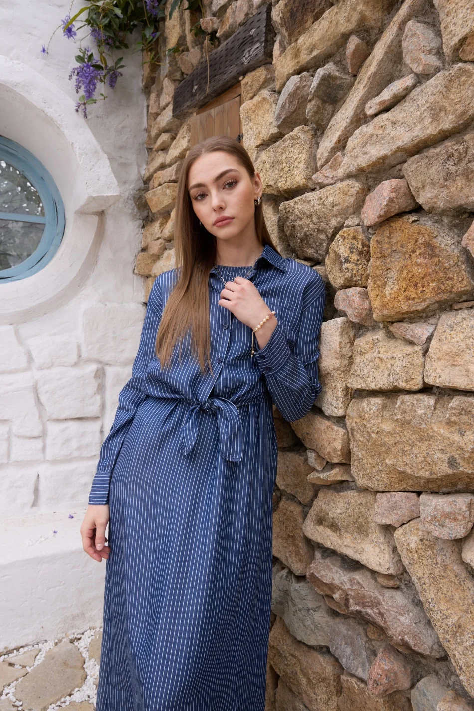 Conjunto de camisa cruzada y vestido a rayas de denim ligero de lyocell AS SS26, conjunto a juego, atuendo femenino moderno y vibrante.