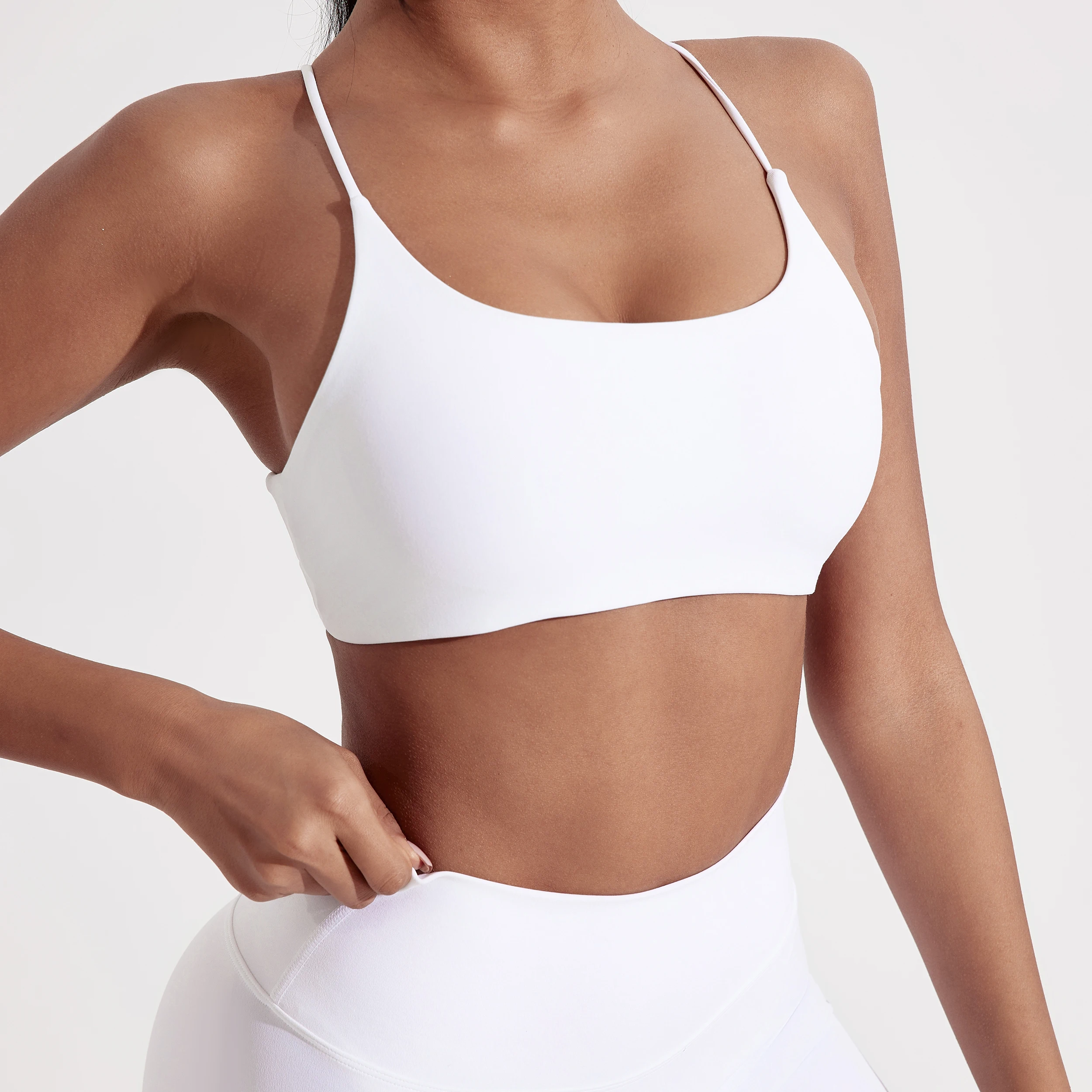 Ropa interior de Color sólido con espalda cruzada para mujer, Sujetador deportivo para Fitness, Top para Yoga, entrenamiento integral, almohadilla para el pecho, correa de espagueti, belleza