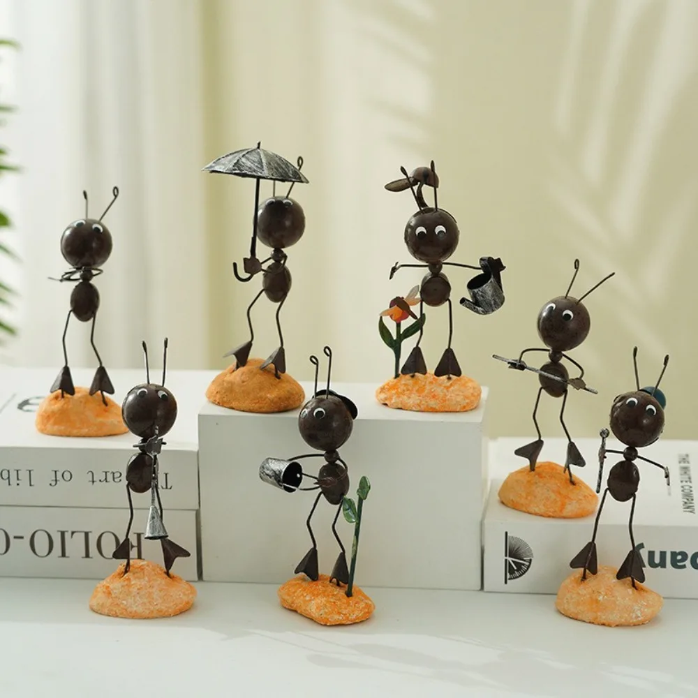 Mini adorno de hormiga de Metal de hierro, hormiga de lectura, imagen vívida, escultura de hormiga cantante, decoración al aire libre, arte de jardín, escultura en miniatura de hormiga