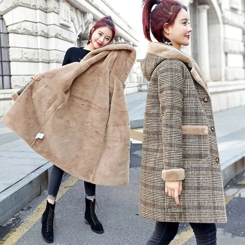 Abrigo Largo de Lana Gruesa con Capucha y Diseño a Cuadros, de Pelo de Conejo, Cálido y Elegante, para Mujer, Modelo H, Colección Invierno 2026